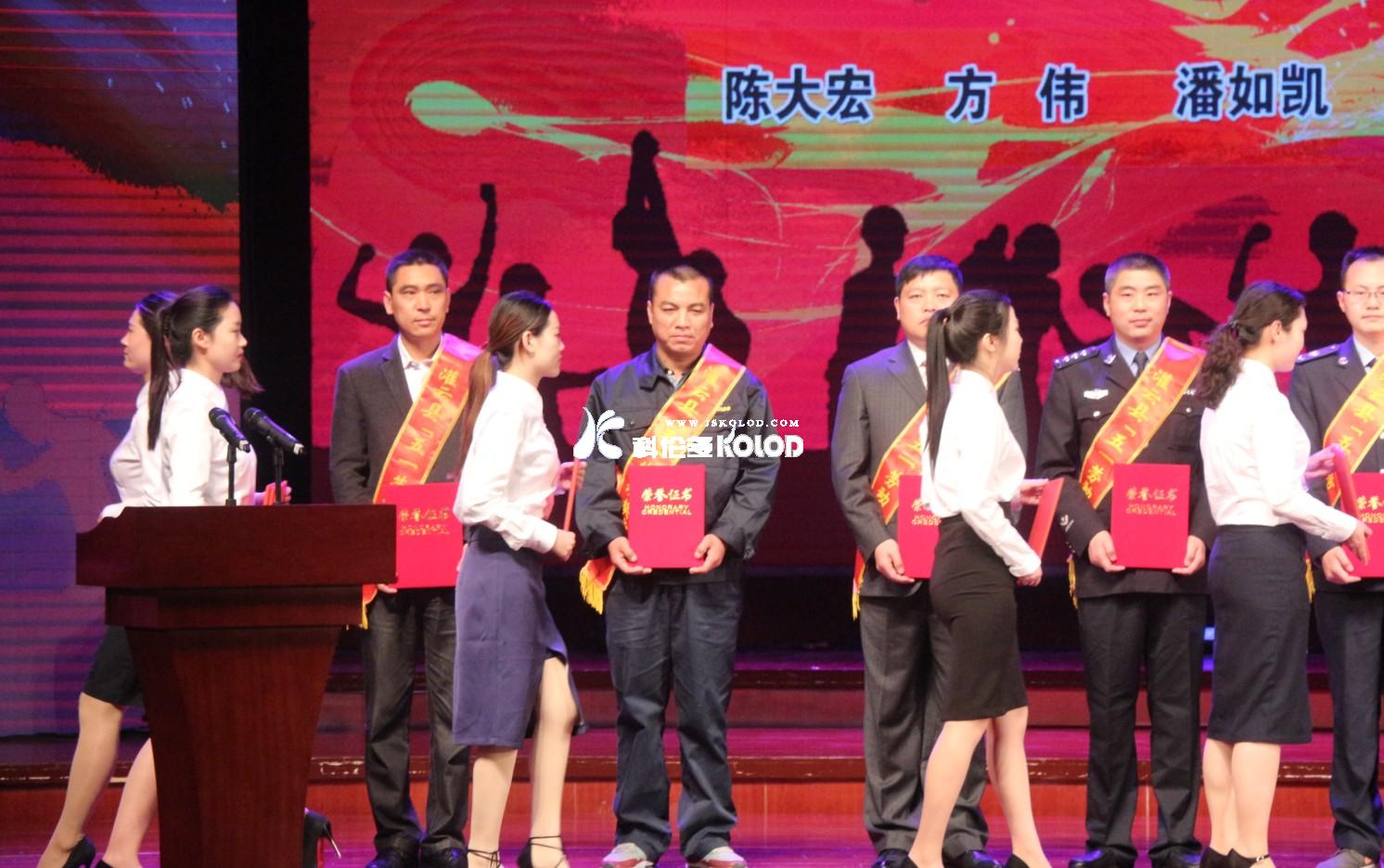 灌云縣在縣影劇院隆重舉行慶祝五一勞動節(jié)大會